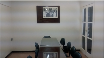 sala de reunião com mesa e cadeiras